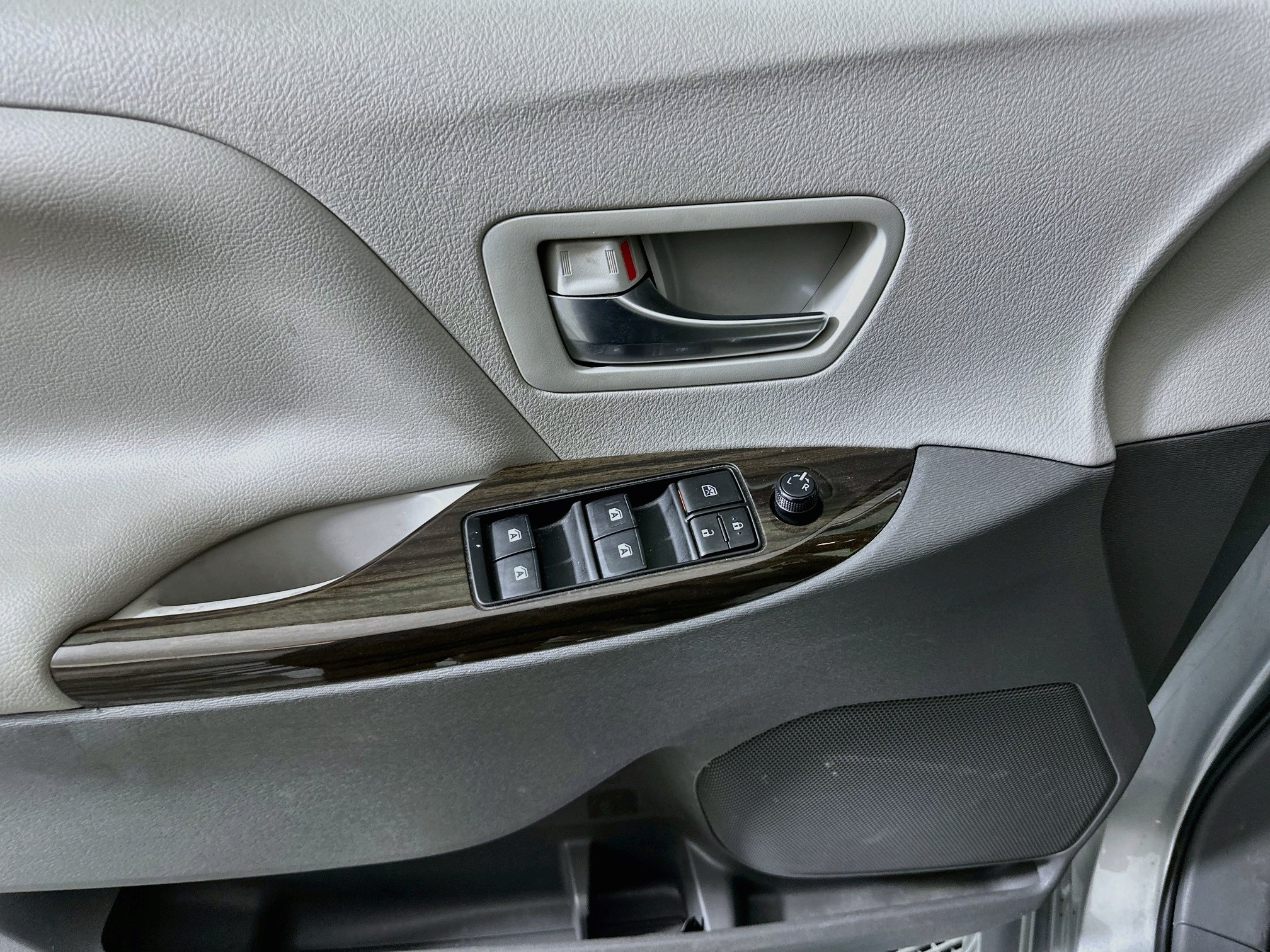 Used 2020 Toyota Sienna XLE Premium FWD image 15