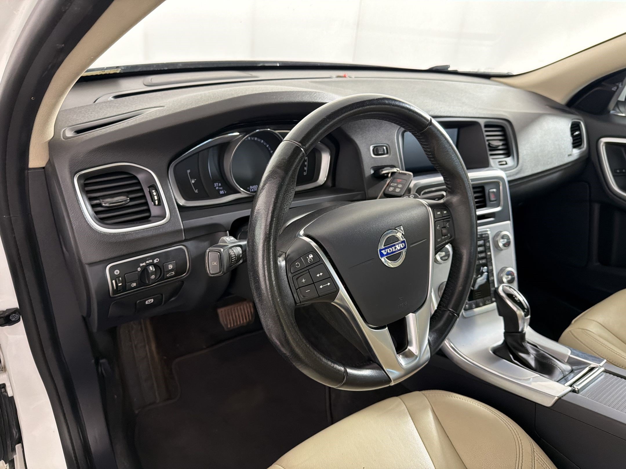 Used 2018 Volvo V60 T5 Dynamic w/ Vision Package FWD image 4