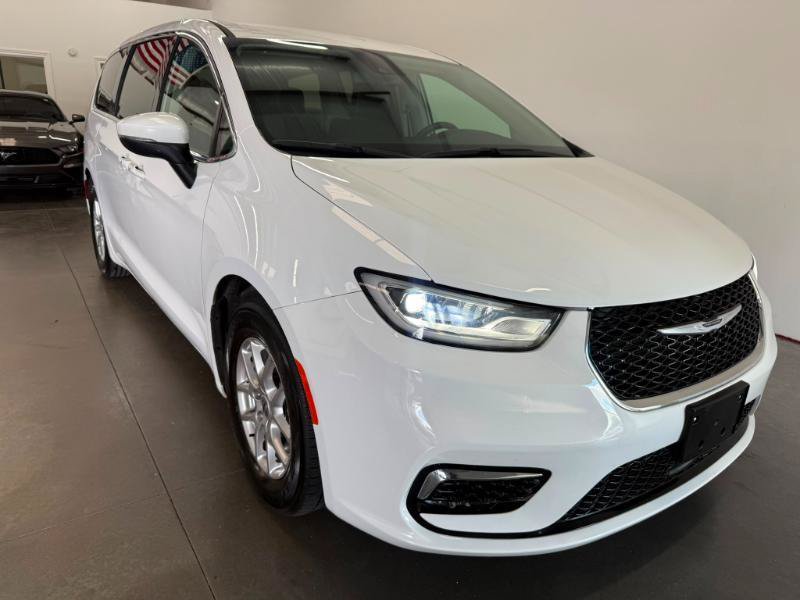 Used 2023 Chrysler Pacifica Touring-L FWD image 4