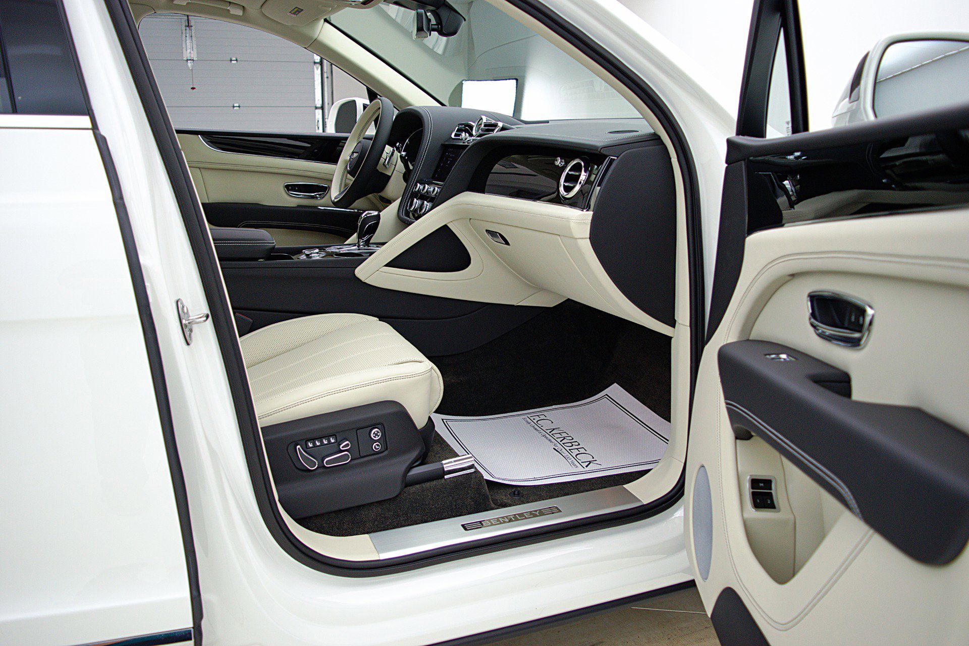 Used 2023 Bentley Bentayga Extended Wheelbase image 46