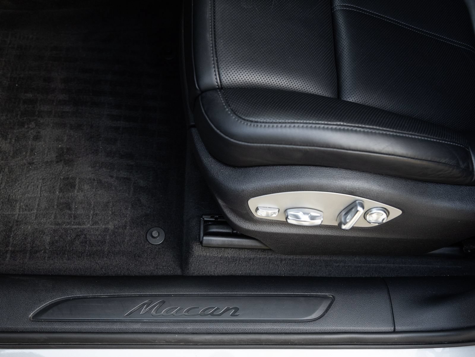 Certified 2024 Porsche Macan AWD/4WD image 20