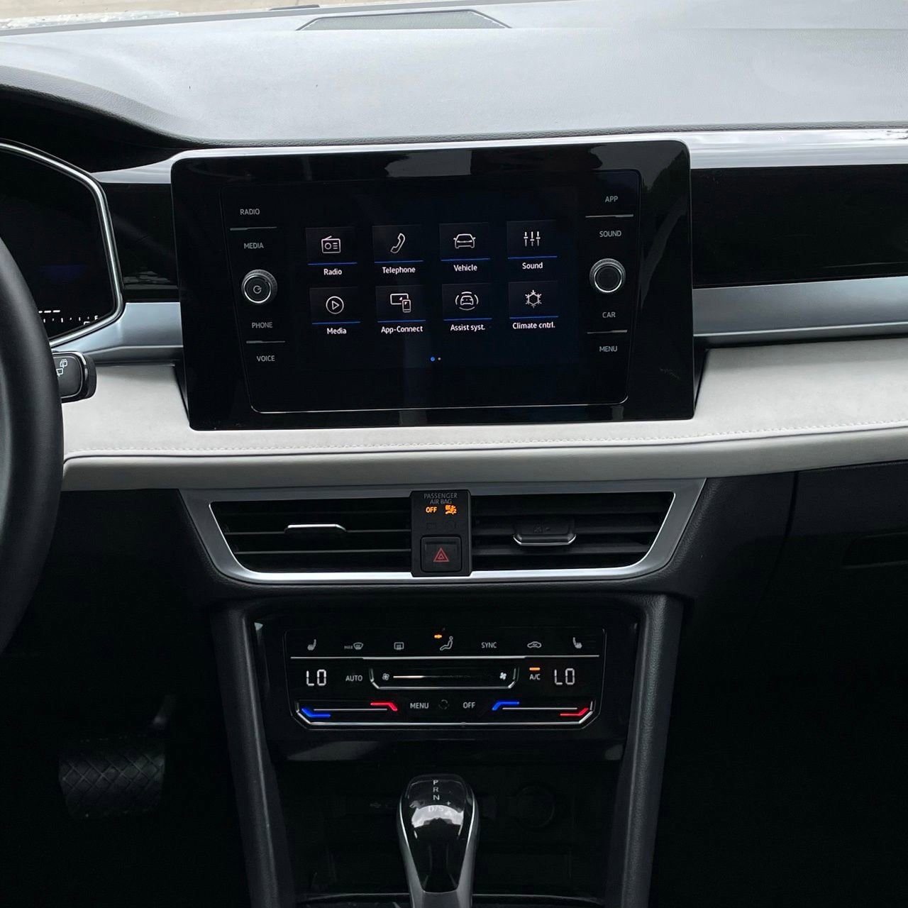 Used 2025 Volkswagen Taos SE FWD image 18