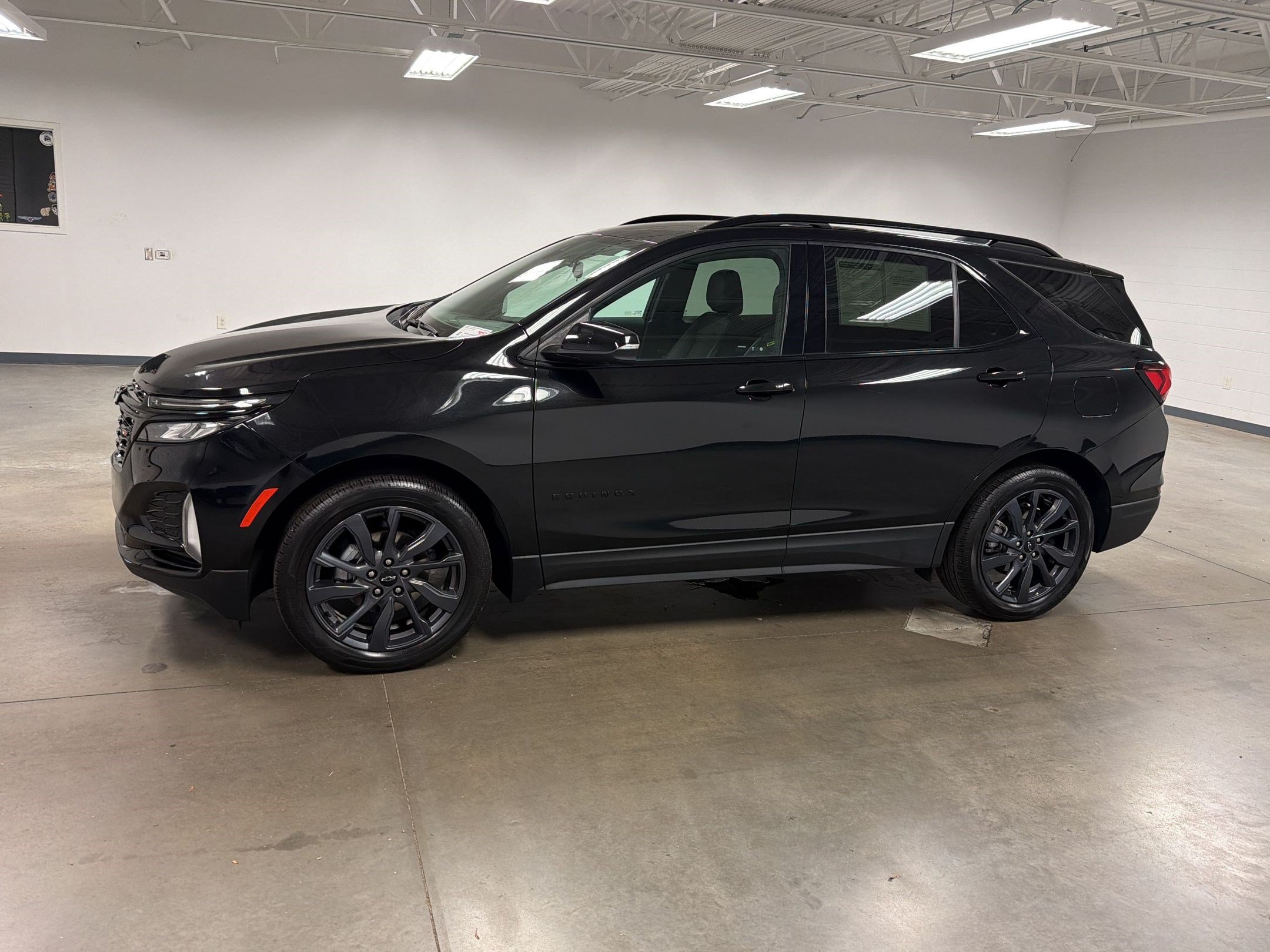 Used 2024 Chevrolet Equinox RS FWD image 2