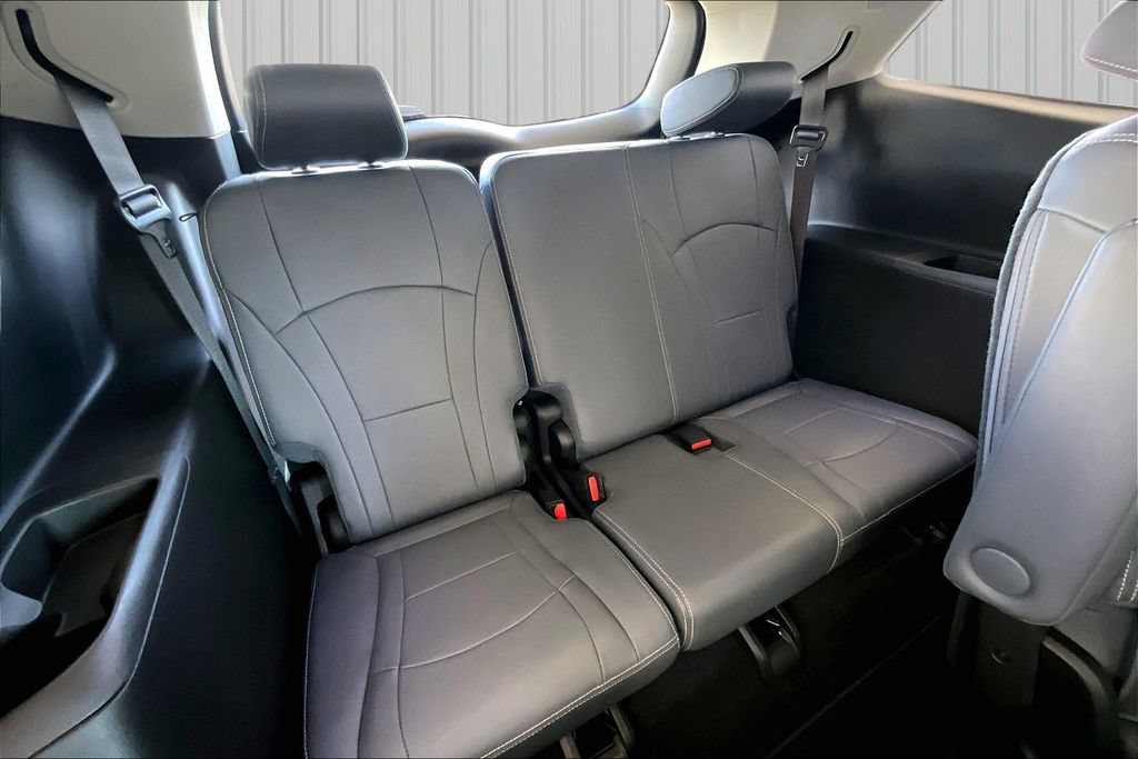 Used 2018 Buick Enclave Essence AWD/4WD image 20