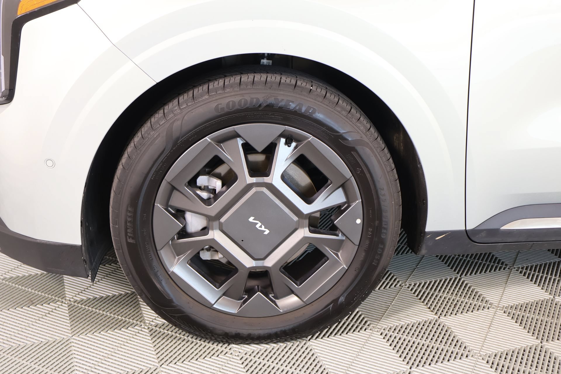 Used 2025 Kia Carnival SX FWD image 19