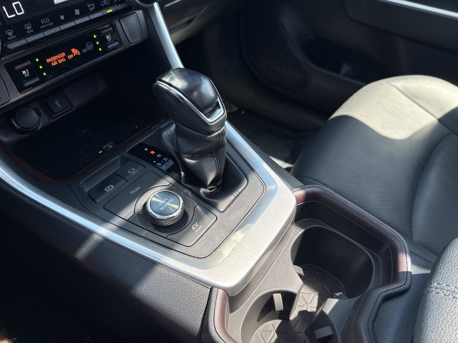 Used 2020 Toyota RAV4 Limited image 27