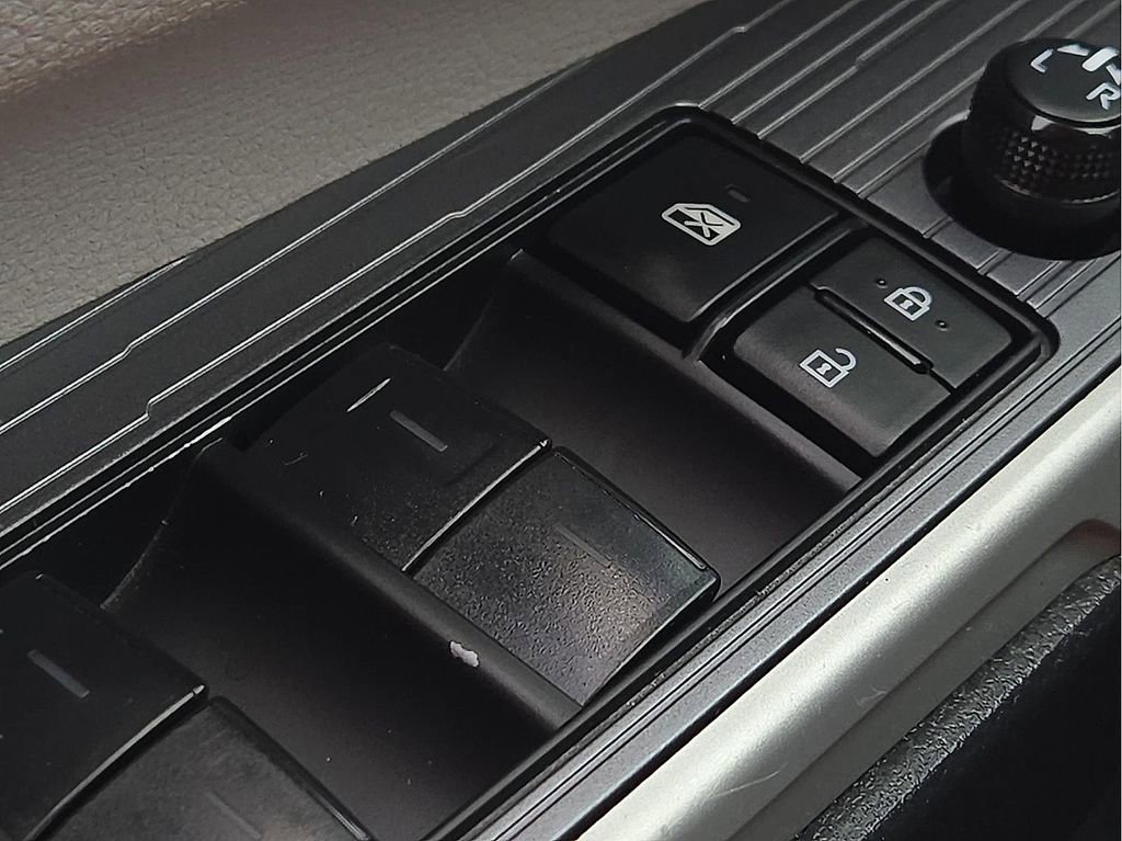 Used 2025 Toyota Sienna LE image 17