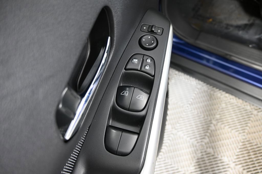 Used 2018 Nissan Kicks SV FWD image 19