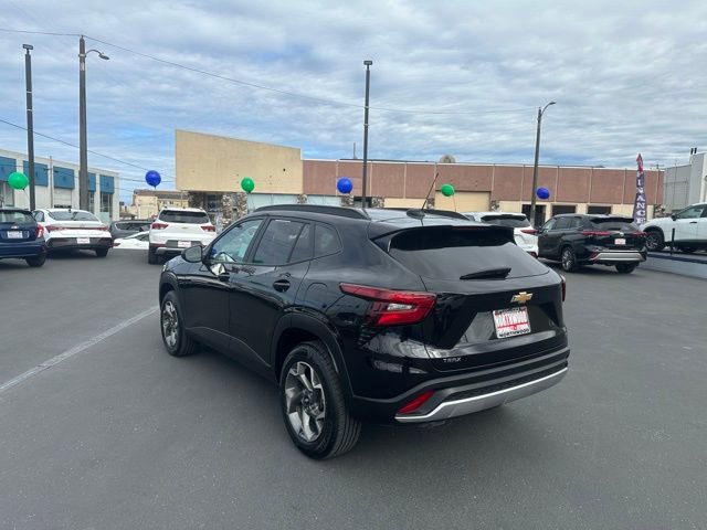 Used 2025 Chevrolet Trax LT image 3