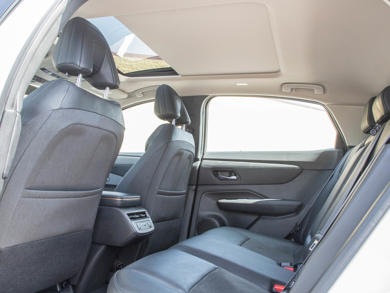 Used 2024 Nissan Ariya AWD image 18