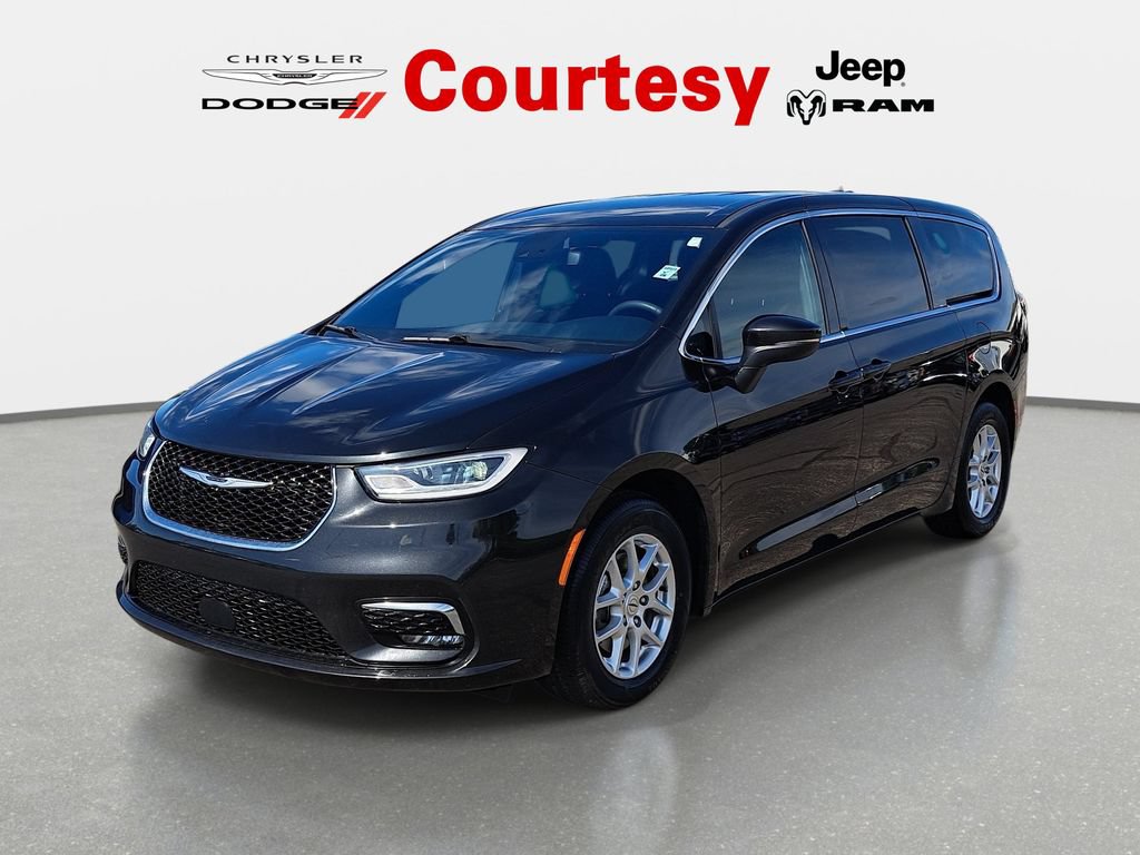 Used 2023 Chrysler Pacifica Touring FWD image 8