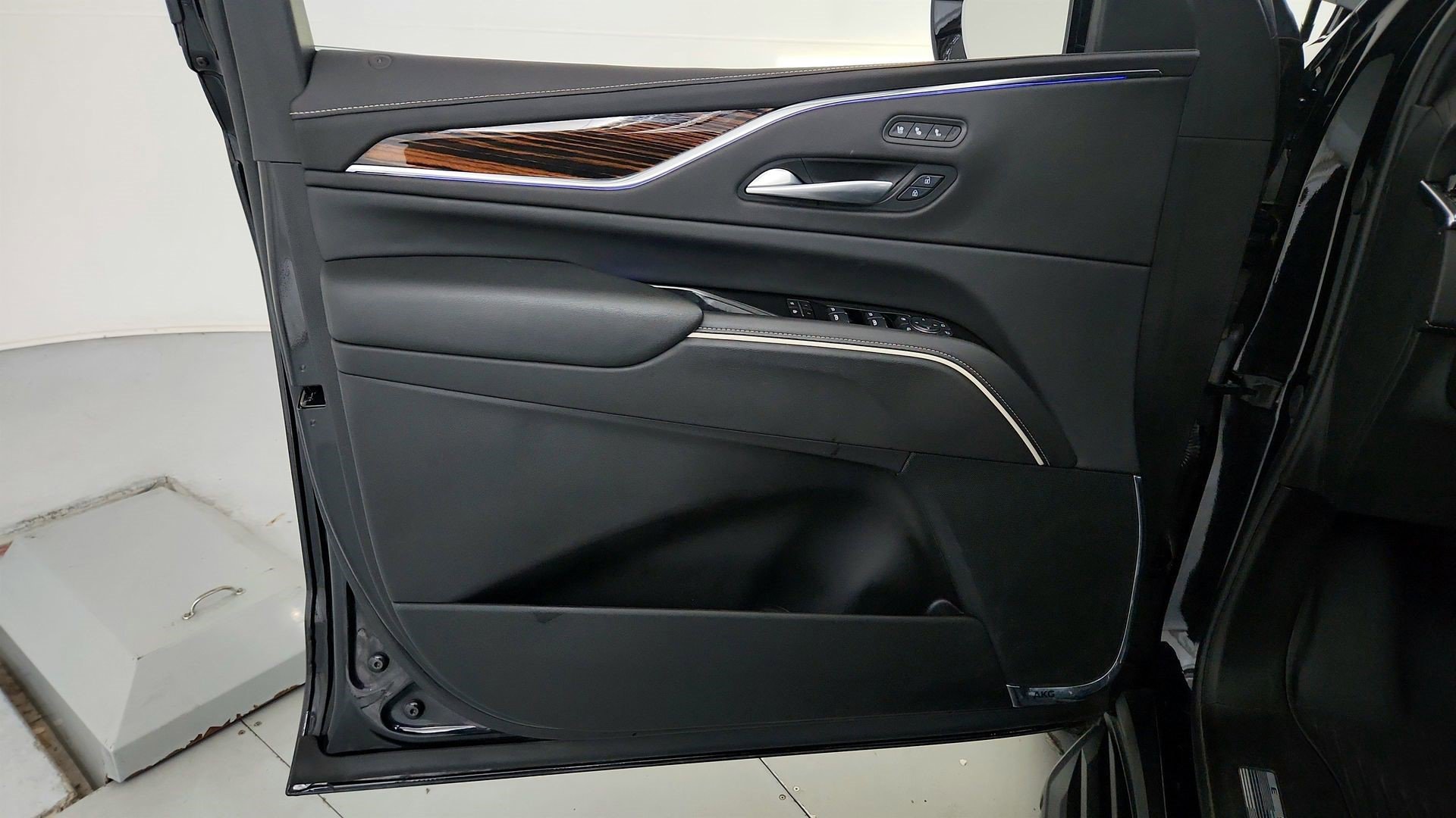 Certified 2024 Cadillac Escalade Premium Luxury AWD/4WD image 17