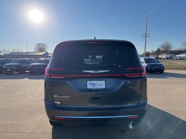 Used 2022 Chrysler Pacifica Touring-L image 6