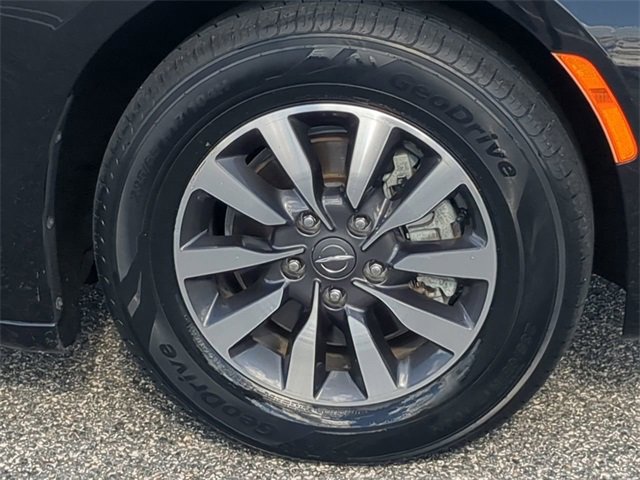 Used 2021 Chrysler Pacifica Touring-L image 11