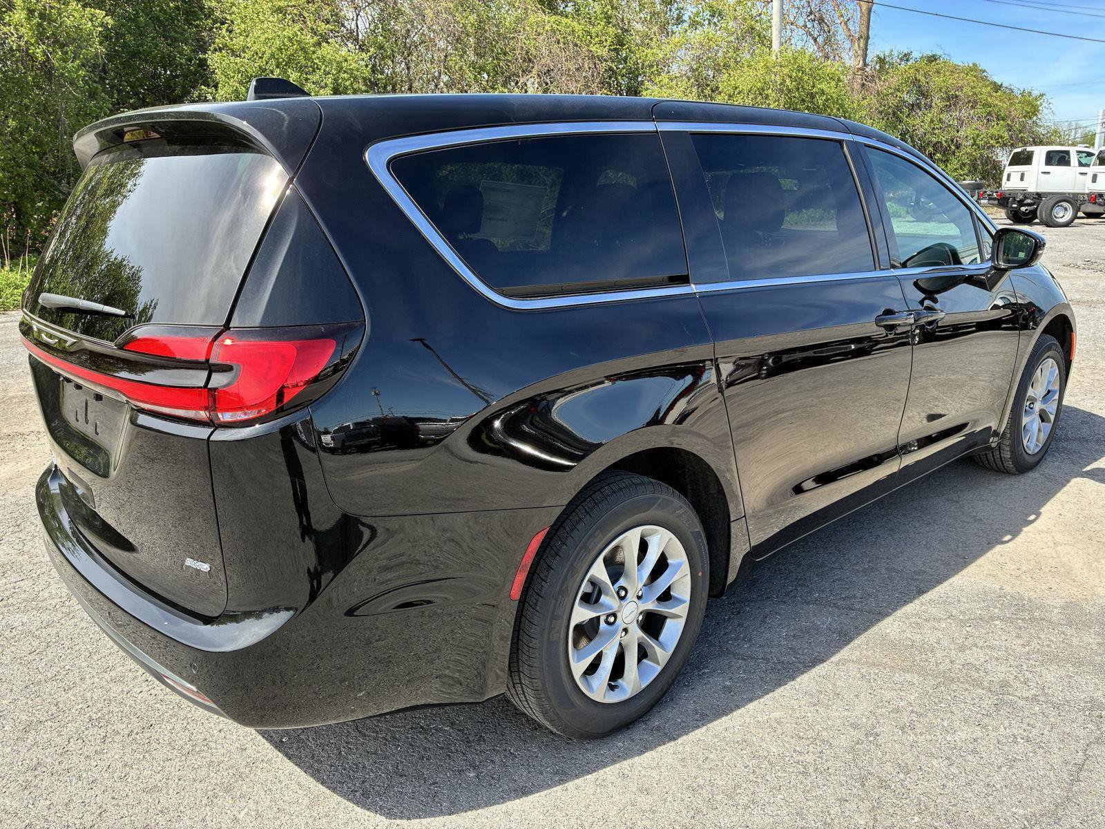 New 2027 Chrysler Pacifica Select AWD/4WD image 10