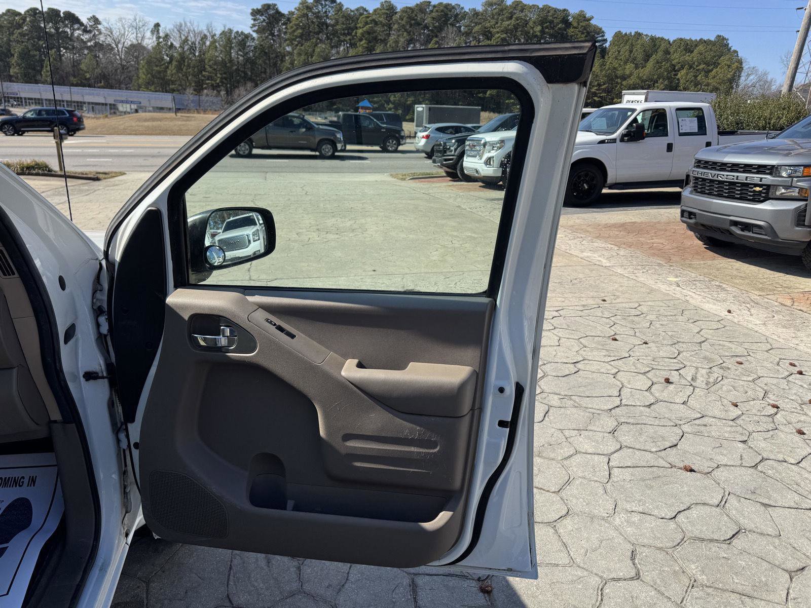 Used 2016 Nissan Frontier SV image 11