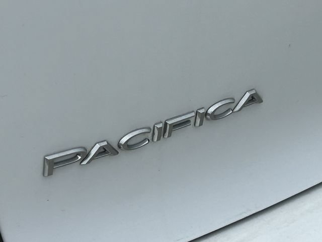 Used 2021 Chrysler Pacifica Touring-L FWD image 4
