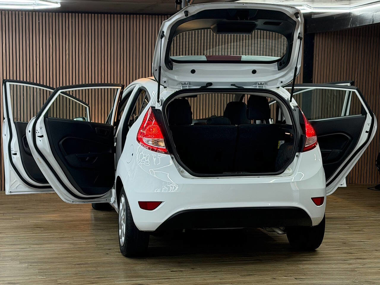 Used 2013 Ford Fiesta SE FWD image 6