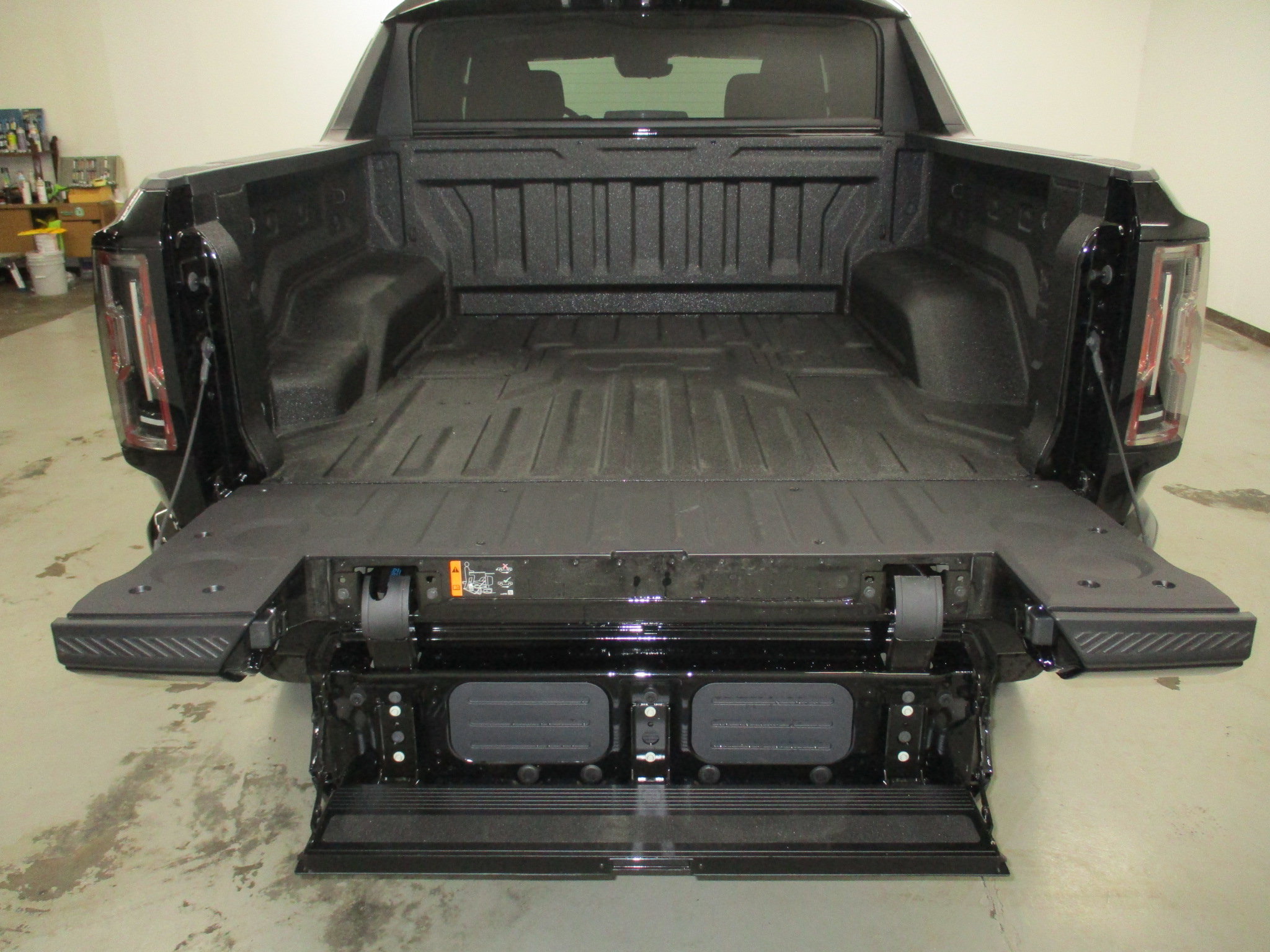 New 2026 GMC Hummer EV 4x4 Crew Cab w/ LPO, Dark Essentials Package image 6
