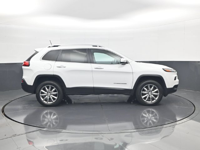 Used 2017 Jeep Cherokee Limited w/ Luxury Group AWD/4WD image 4
