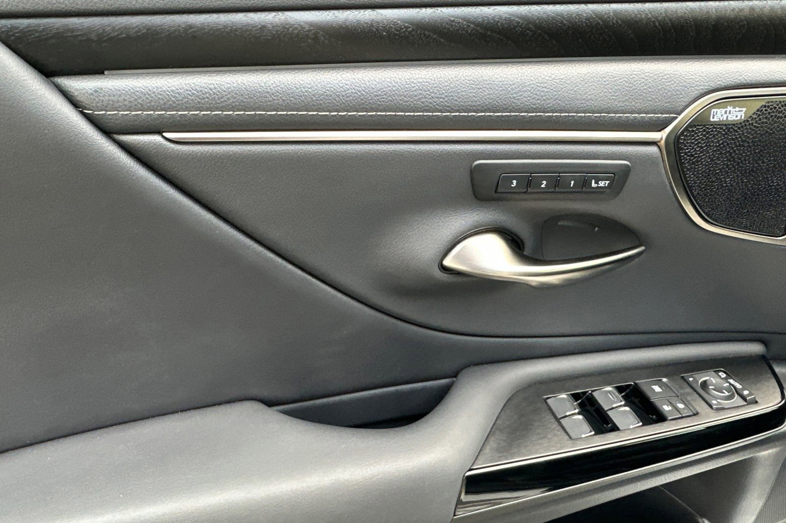 Used 2023 Lexus ES 350 Luxury image 11