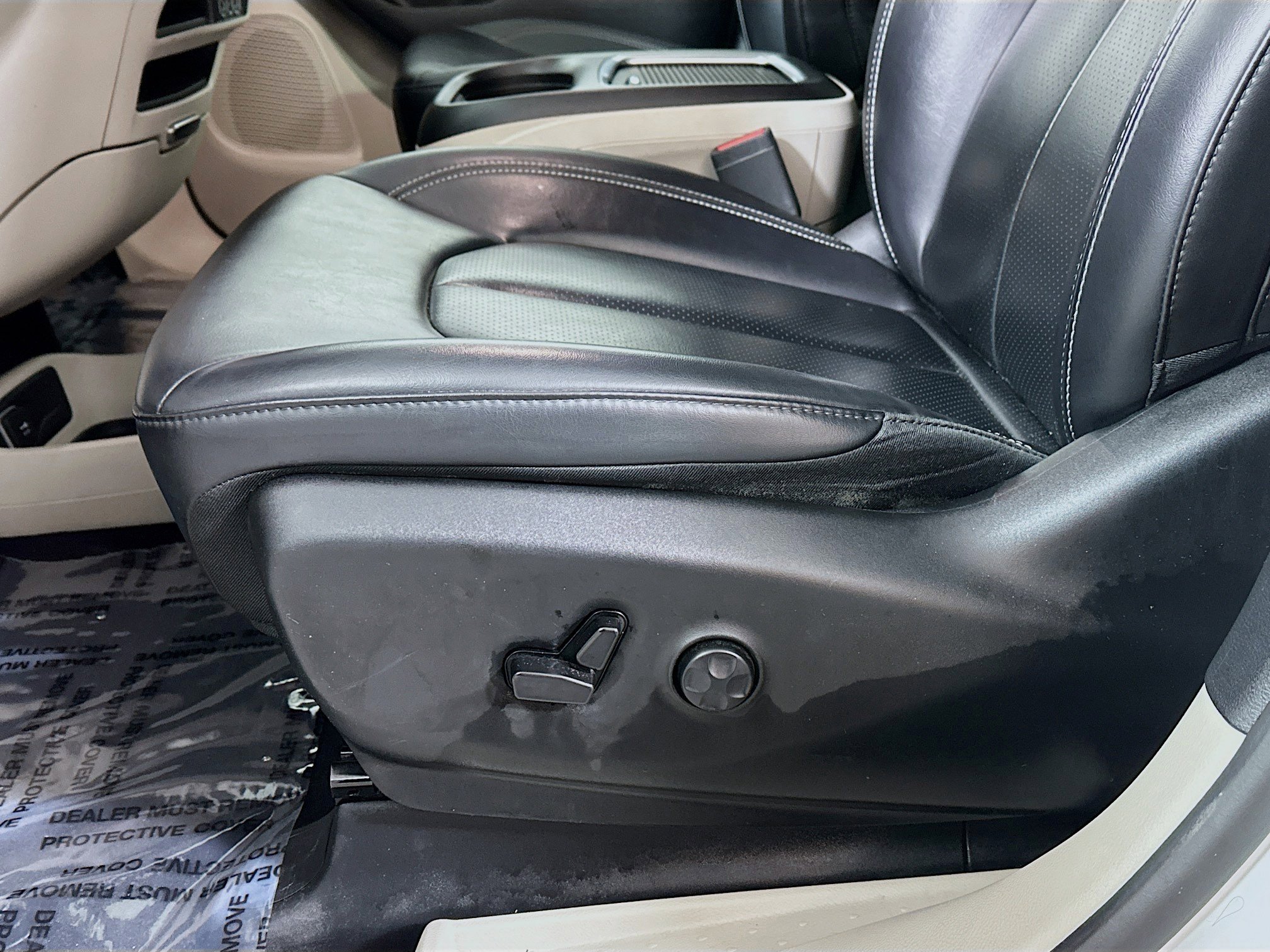 Used 2023 Chrysler Pacifica Touring-L image 18