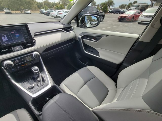 Used 2022 Toyota RAV4 XLE Premium image 3