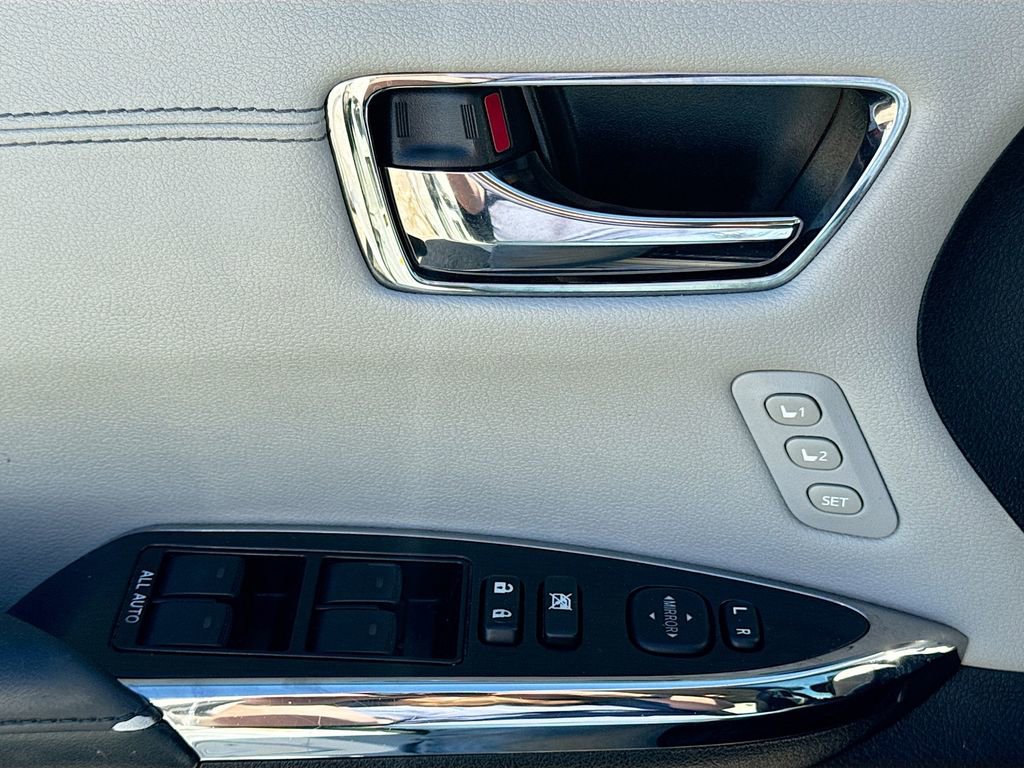 Used 2018 Toyota Avalon Limited image 21