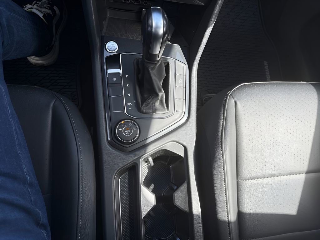 Used 2020 Volkswagen Tiguan SE w/ Panoramic Sunroof Package image 17