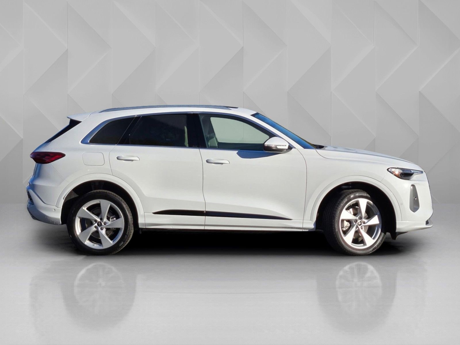 Used 2025 Audi Q5 Premium Plus w/ Premium Plus AWD/4WD image 3