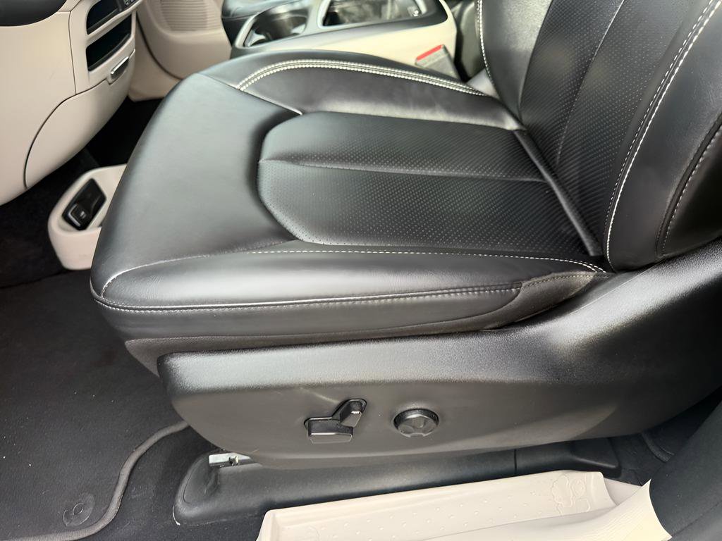 Used 2024 Chrysler Pacifica Touring-L image 15