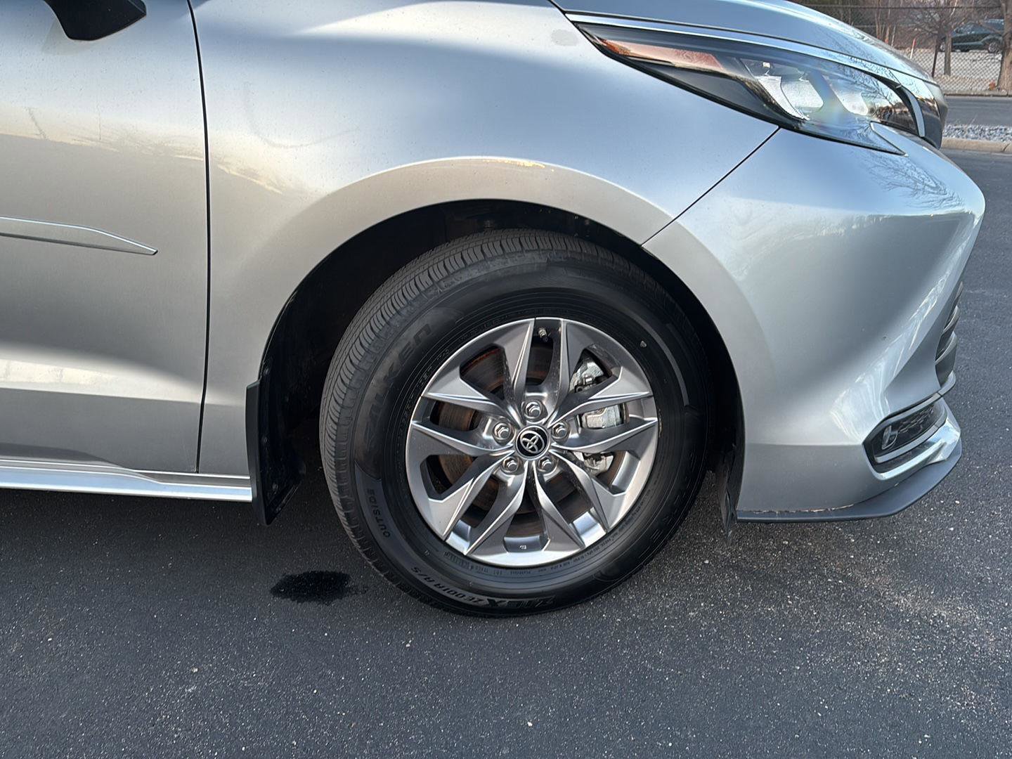 Used 2025 Toyota Sienna XLE w/ XLE Plus Package image 6