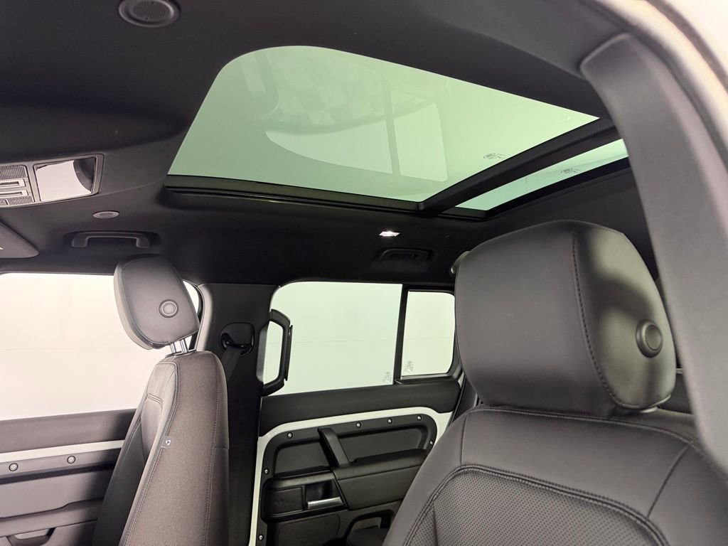 Used 2025 Land Rover Defender 110 S image 24