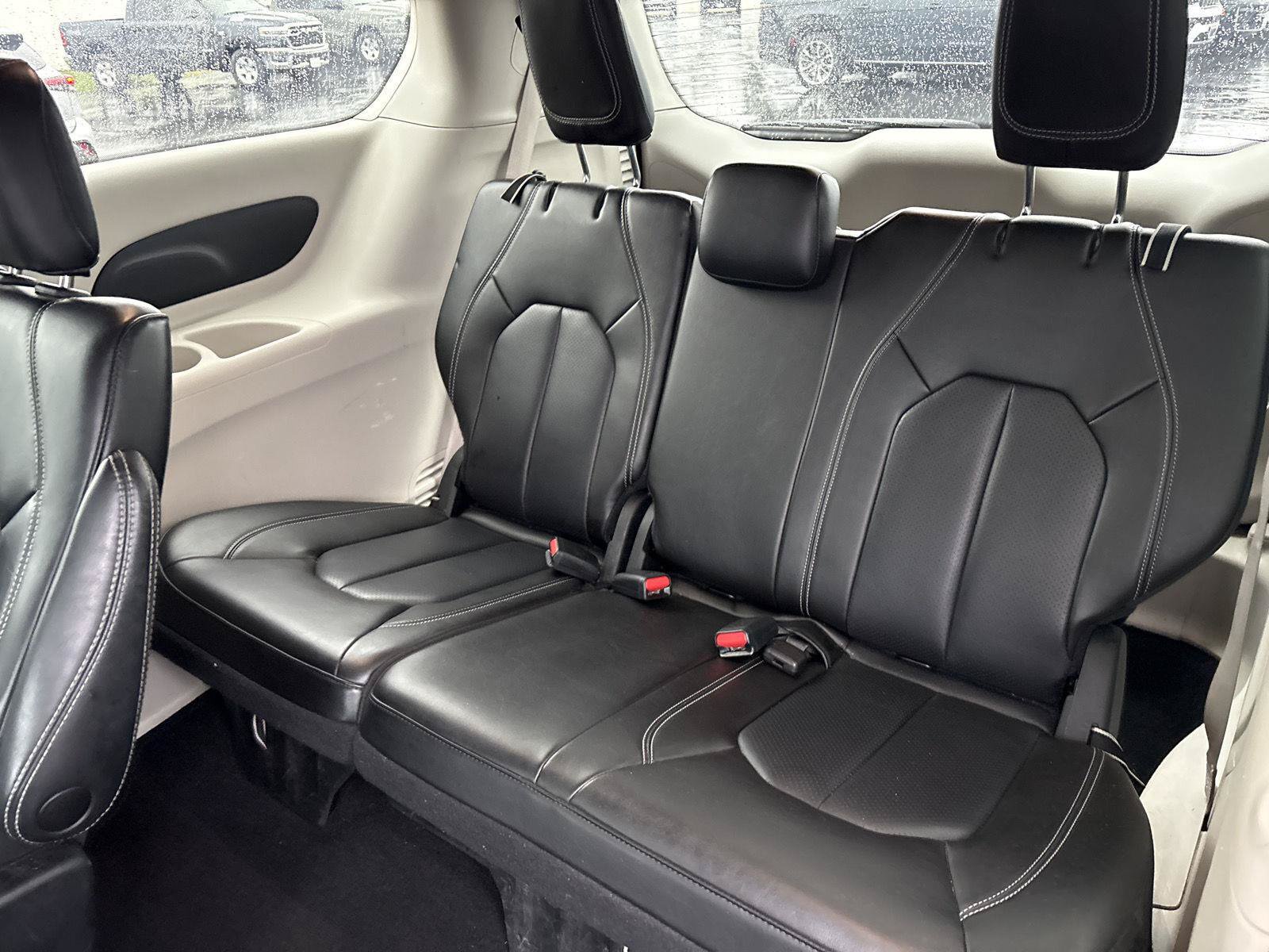 Used 2023 Chrysler Pacifica Touring-L FWD image 11