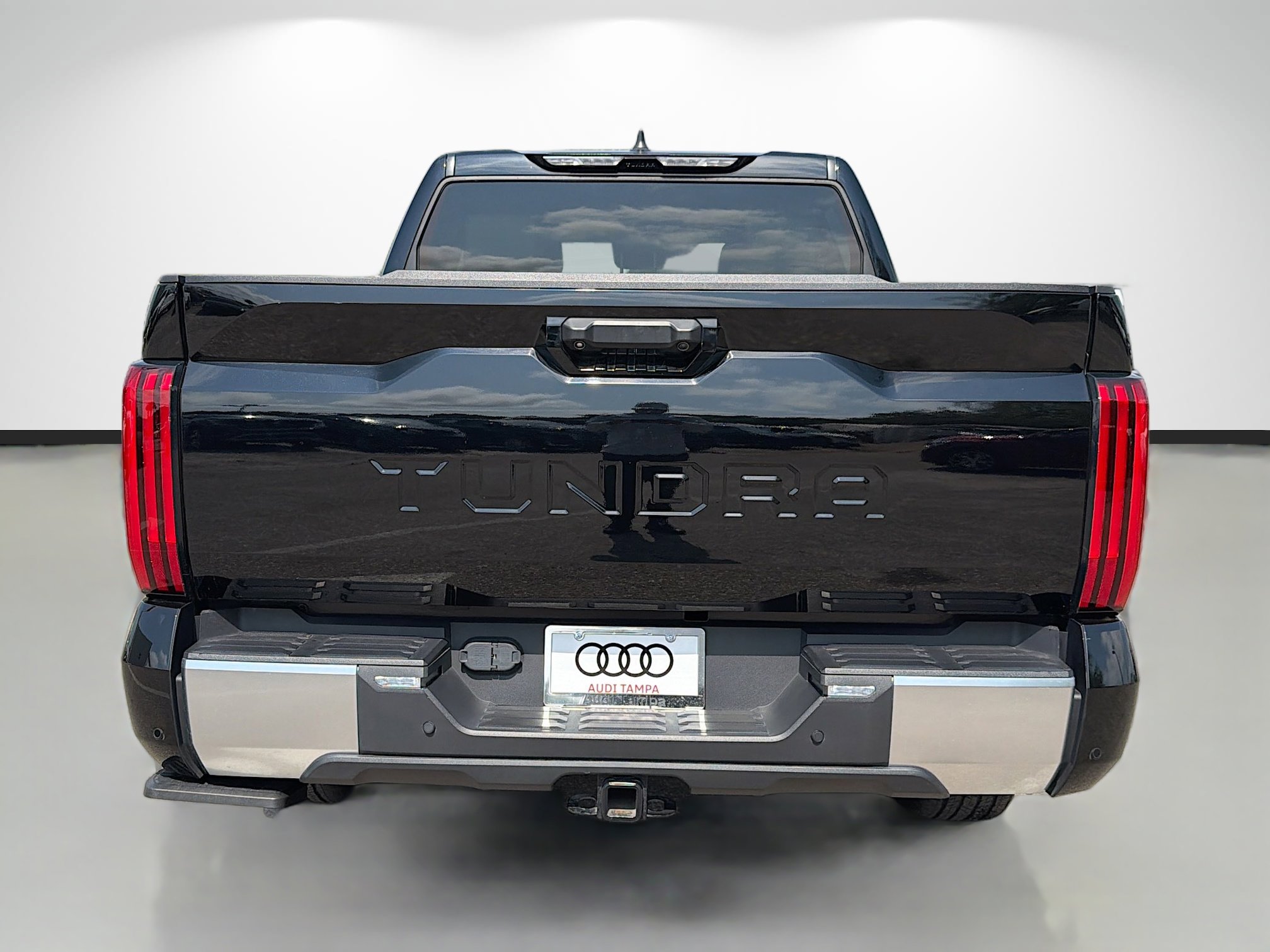 Used 2024 Toyota Tundra Limited w/ Power Package RWD image 4