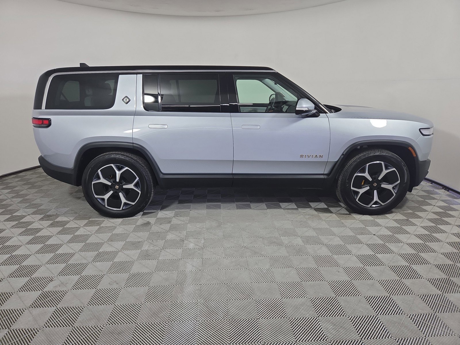 Used 2024 Rivian R1S Adventure AWD/4WD image 6