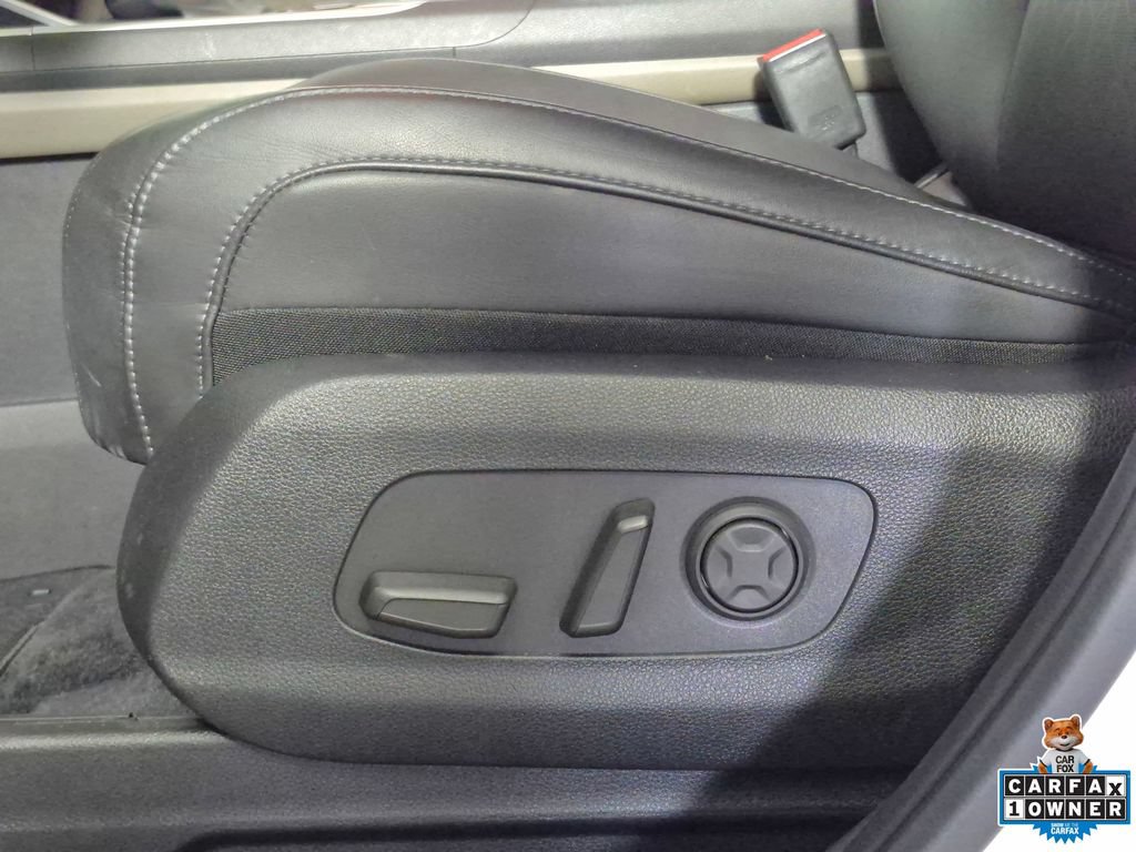 Used 2025 Kia Carnival FWD image 17