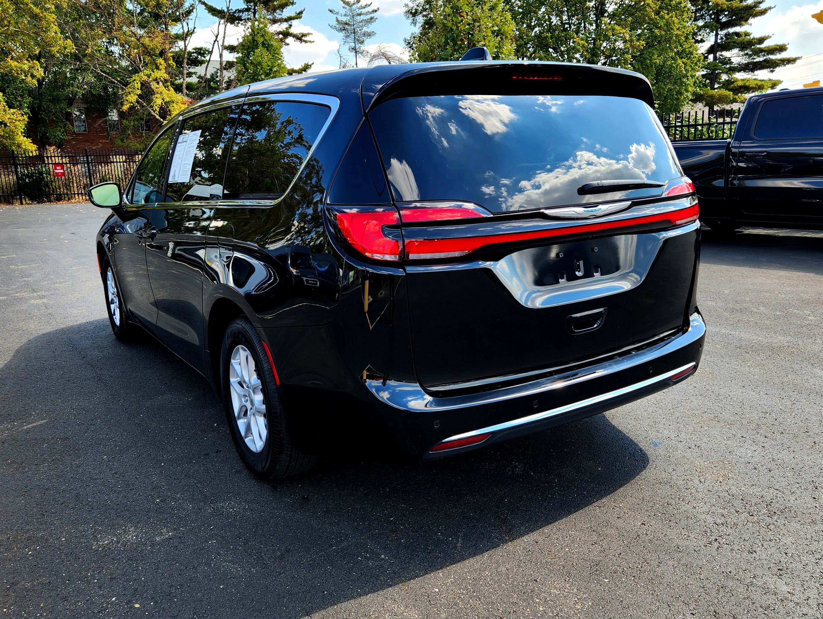 Used 2024 Chrysler Pacifica Touring-L image 6