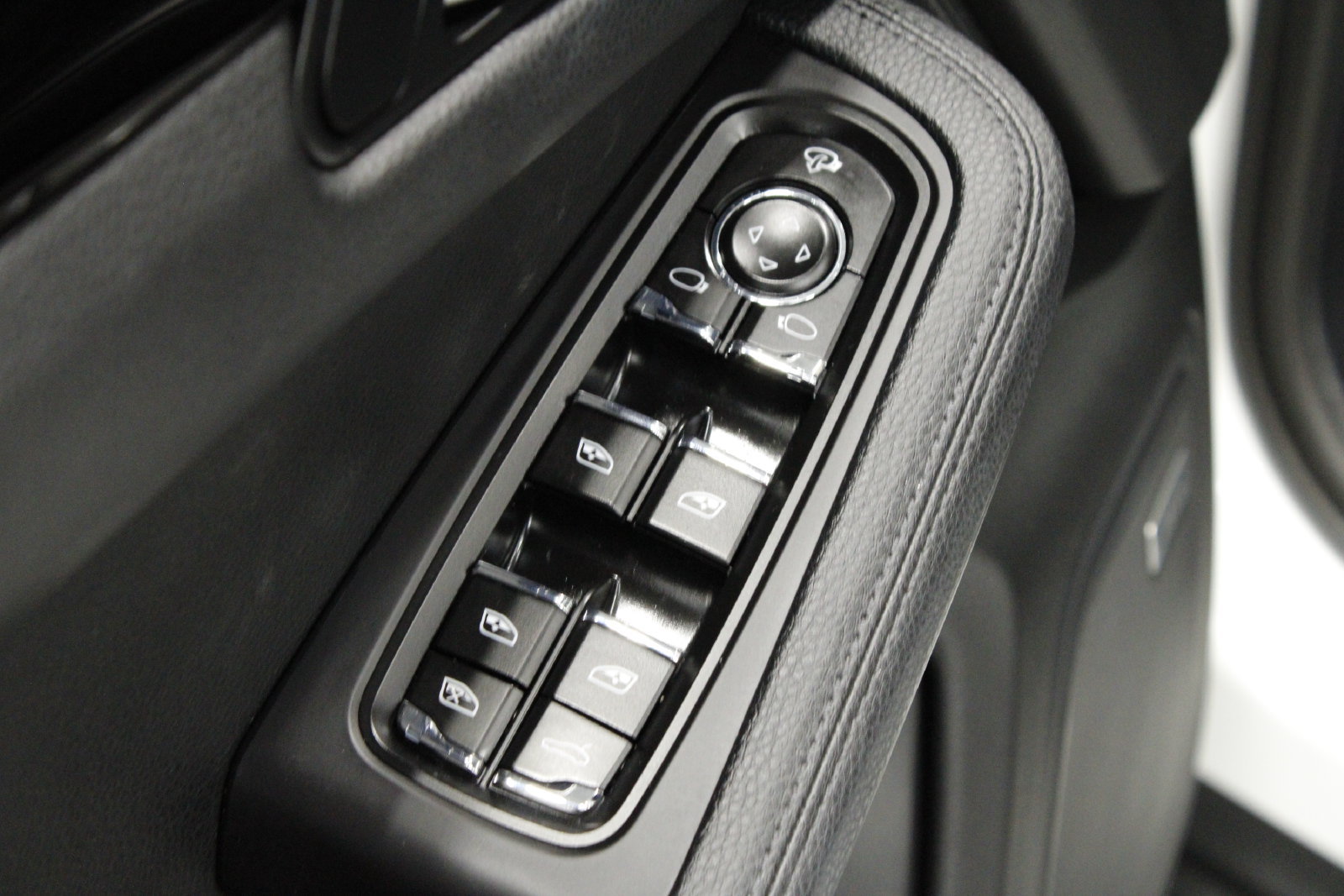 Used 2022 Porsche Macan AWD/4WD image 32