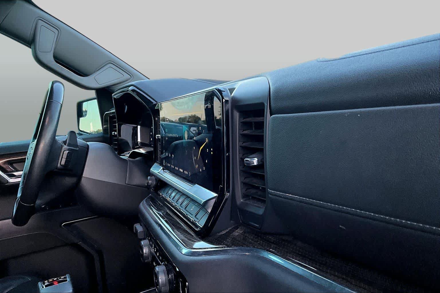 Used 2023 Chevrolet Silverado 1500 LT Trail Boss w/ LPO, Dark Essentials Package AWD/4WD image 17