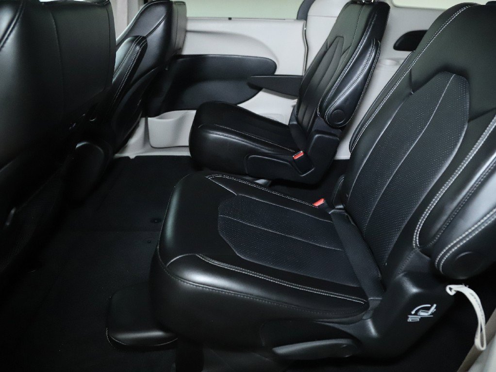 Used 2024 Chrysler Pacifica Touring-L image 14