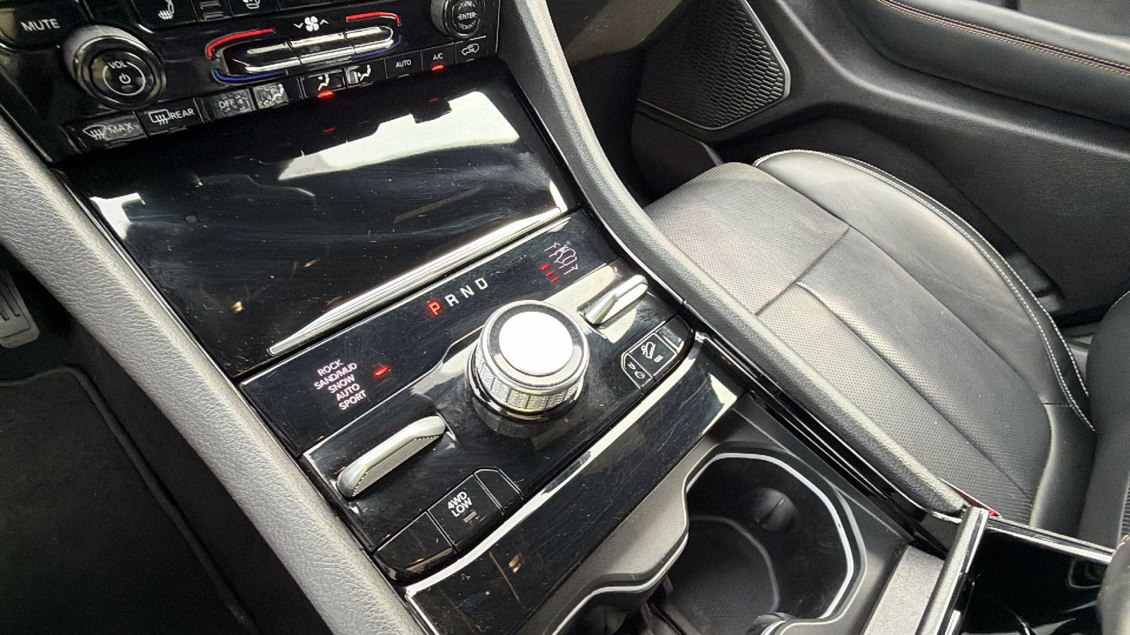 Used 2025 Jeep Grand Cherokee L Overland w/ Luxury Tech Group IV AWD/4WD image 32