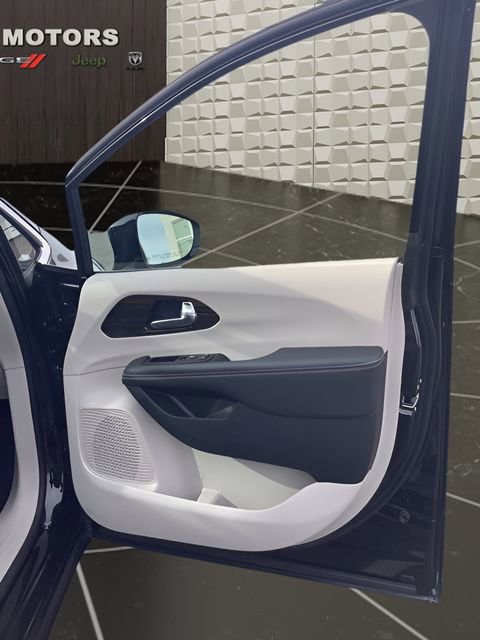 Certified 2024 Chrysler Pacifica Limited image 18