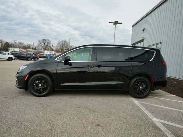 Used 2024 Chrysler Pacifica Touring-L image 4