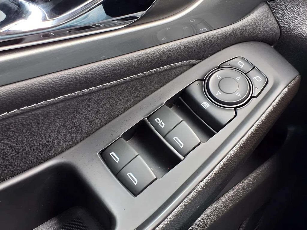 Used 2023 Chevrolet Traverse LT FWD image 16
