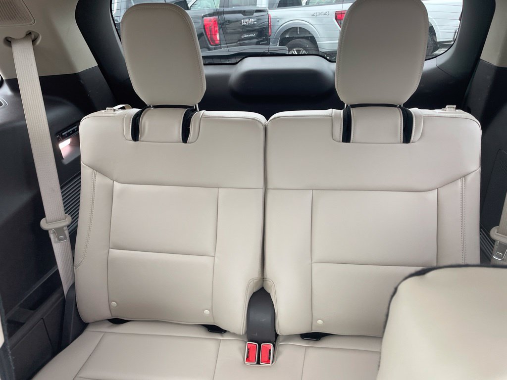 Used 2023 Ford Explorer Platinum w/ Technology Package AWD/4WD image 38