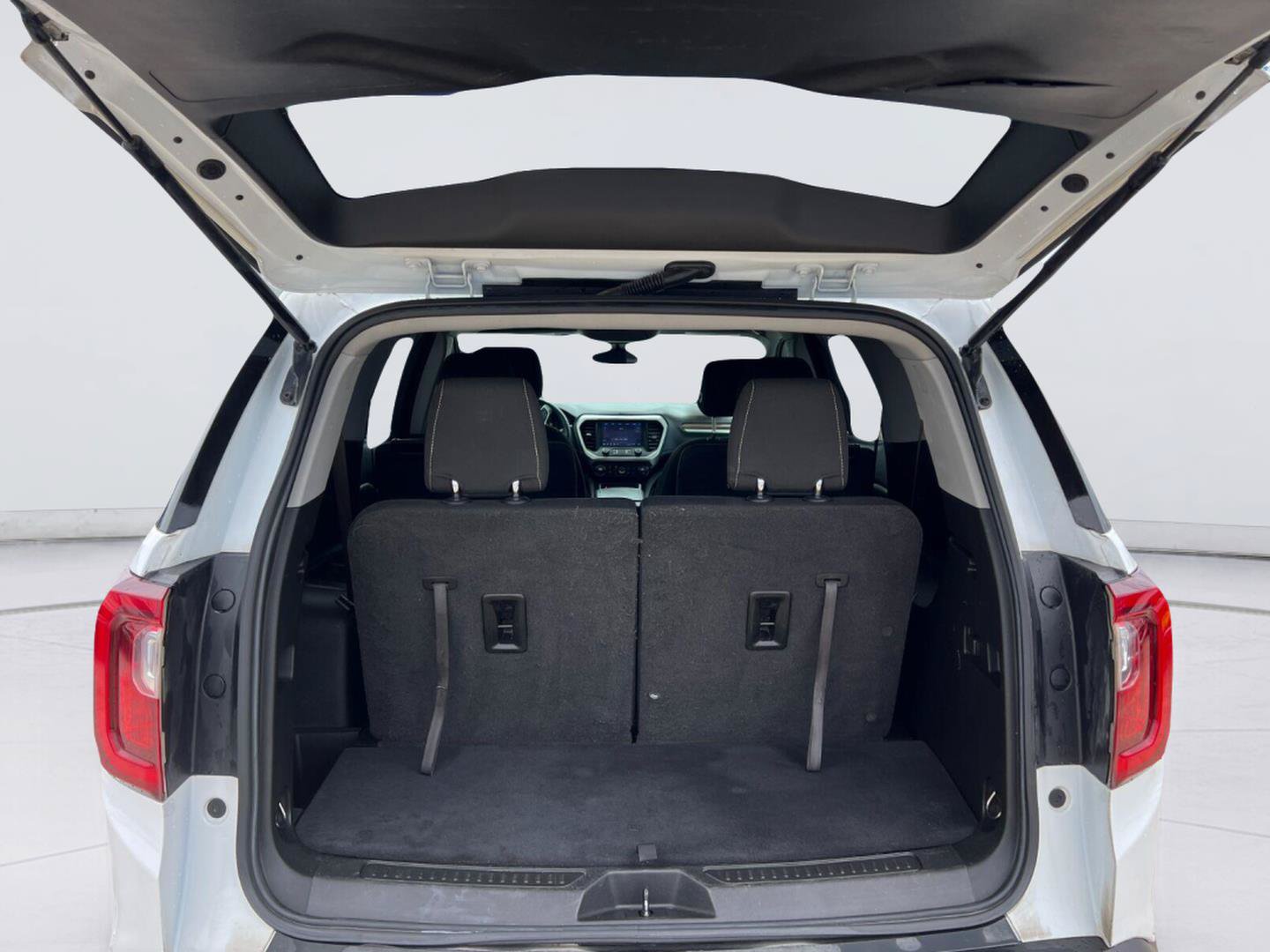 Used 2021 GMC Acadia SLE w/ LPO, Floor Liner Package FWD image 14