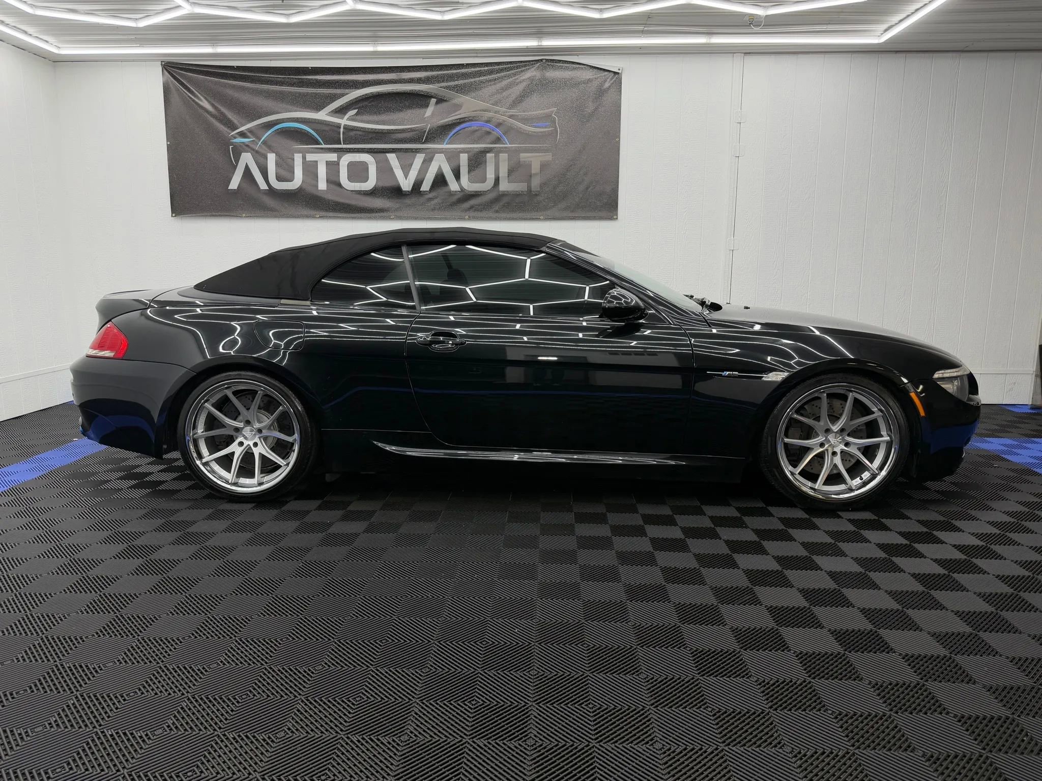 Used 2010 BMW M6 Convertible image 2