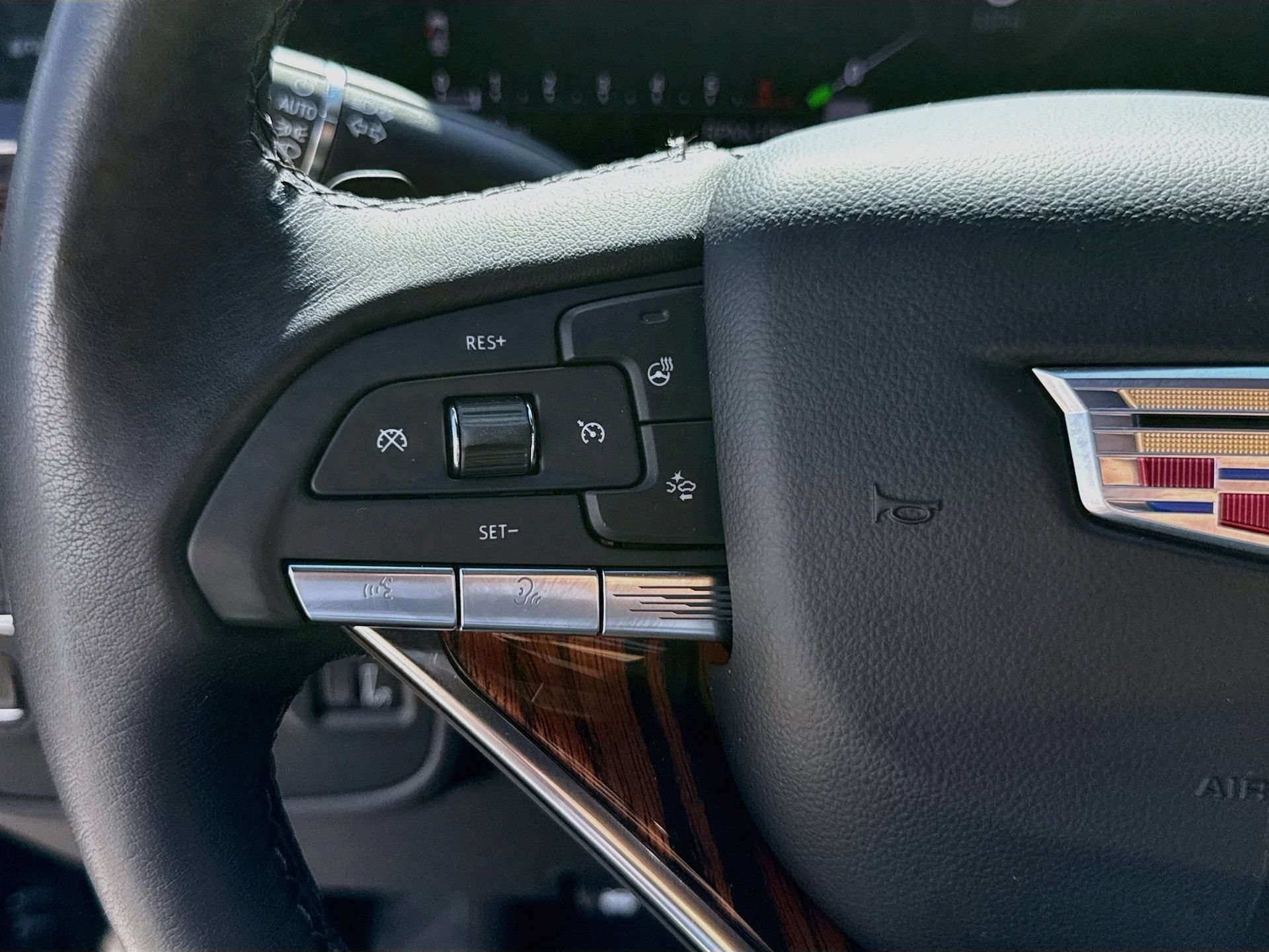 Used 2024 Cadillac Escalade Luxury AWD/4WD image 38
