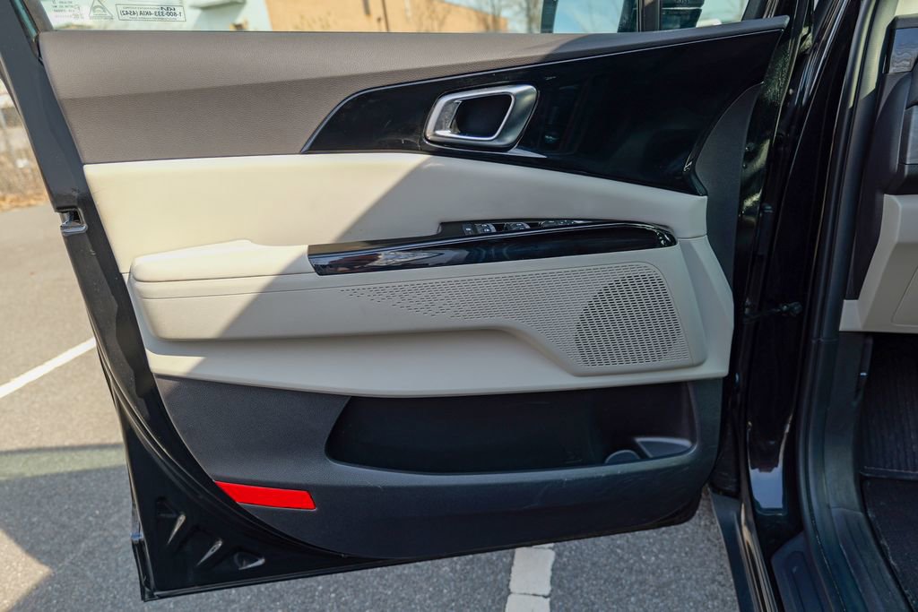 Used 2024 Kia Carnival EX image 17